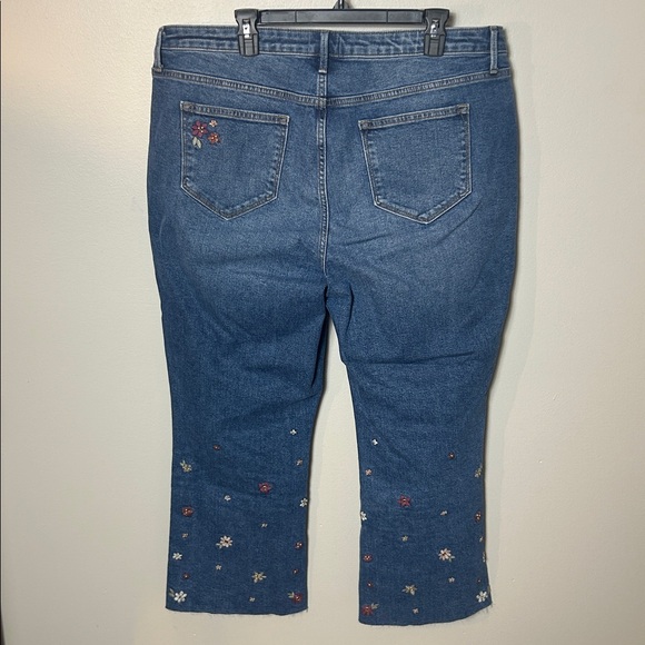 EUC Driftwood Jeans Colette Embroidered Crop Straight Jean in Prairie - Picture 10 of 15
